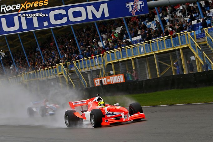 Veel Nederlandse fans op de tribune voor Nigel Melker in de oranje auto